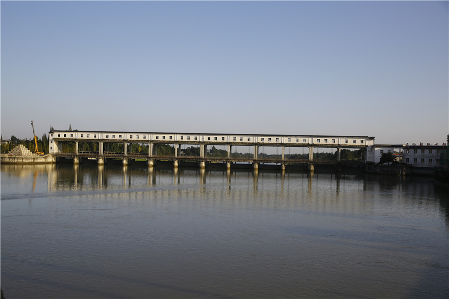 西(xī)河(hé)三合堰取水樞紐防洪綜合改造及交通橋工程，建成于2018年9月(yuè)(yuè)